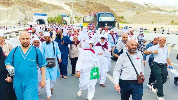 ആത്മനിർവൃതിയിൽ അവർ മിനയോട്  വിടപറഞ്ഞു