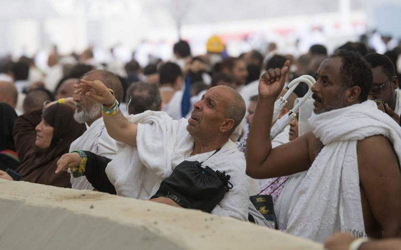 ഹാജിമാർ കല്ലേറിന്​ ജംറയിൽ