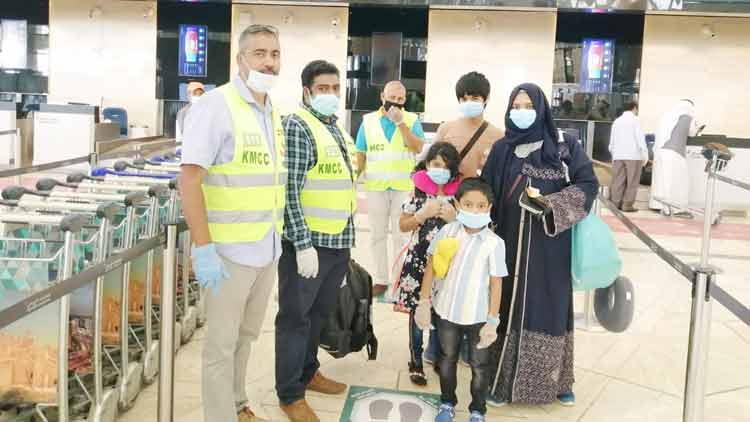 സൗ​ദി​യി​ൽ ഒ​റ്റ​പ്പെ​ട്ട  മ​ല​യാ​ളി കു​ടും​ബം നാ​ട​ണ​ഞ്ഞു