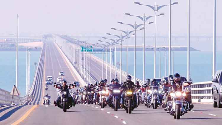 ജാ​ബി​ർ പാ​ല​ത്തി​ൽ ഹാ​ർ​​ലി ഡേ​വി​ഡ്​​സ​ൺ ബൈ​ക്ക്​ റാ​ലി