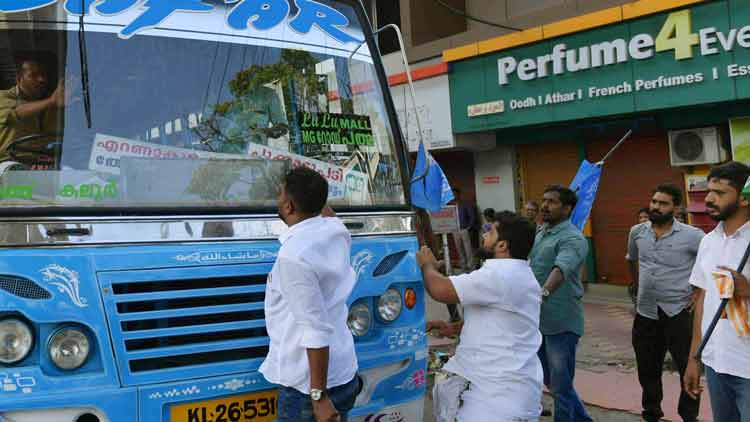 മിന്നൽ ഹർത്താൽ ജനത്തെ വലച്ചു