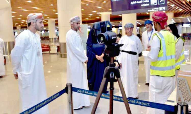 ആരോഗ്യമന്ത്രി മസ്​കത്ത്​ വിമാനത്താവളം സന്ദർശിച്ചു