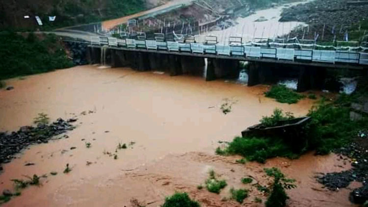 ഒറ്റപ്പെട്ട്​ മൂന്നാർ, മറയൂർ, മാങ്കുളം; അണക്കെട്ടുകളുടെ ഷട്ടറുകൾ ഉയർത്തി VIDEO