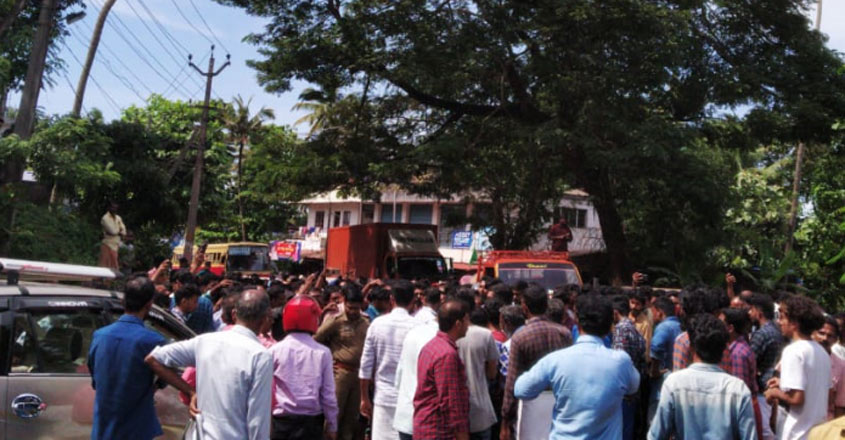 ഹെൽമറ്റ് വേട്ട: പൊലീസ്​ ലാത്തിയെറിഞ്ഞ് വീഴ്ത്തി, ബൈക്ക് യാത്രികന്​ ഗുരുതര പരിക്ക്​