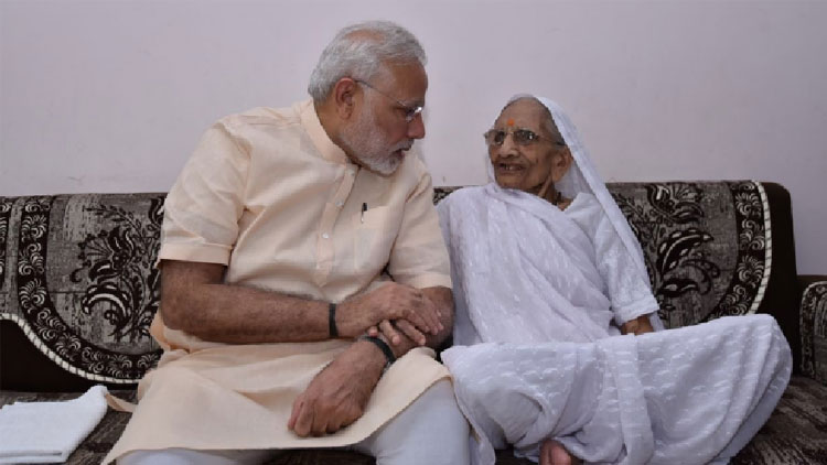 പി.എം - കെയേഴ്സിലേക്ക് കാൽ ലക്ഷം നൽകി മോദിയുടെ അമ്മ