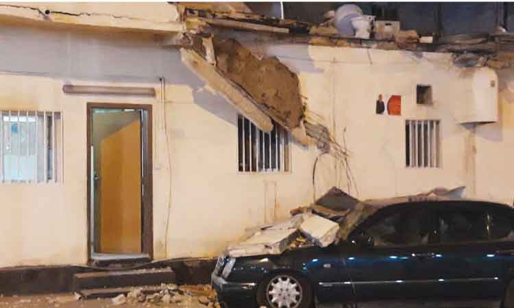 സല്‍മാനിയയില്‍ വീടി​െൻറ മുകൾ ഭാഗം ഇടിഞ്ഞ് കാറില്‍ പതിച്ചു