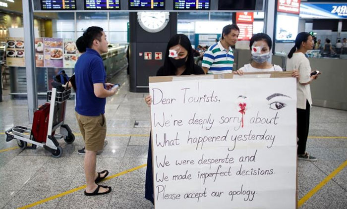 ഹോങ്കോങ് വിമാനത്താവളം ഒഴിപ്പിച്ചു; ഖേദ പ്രകടനവുമായി പ്രതിഷേധക്കാർ ഹോങ്കോങ് വിമാനത്താവളം ഒഴിപ്പിച്ചു; ഖേദ പ്രകടനവുമായി പ്രതിഷേധക്കാർ