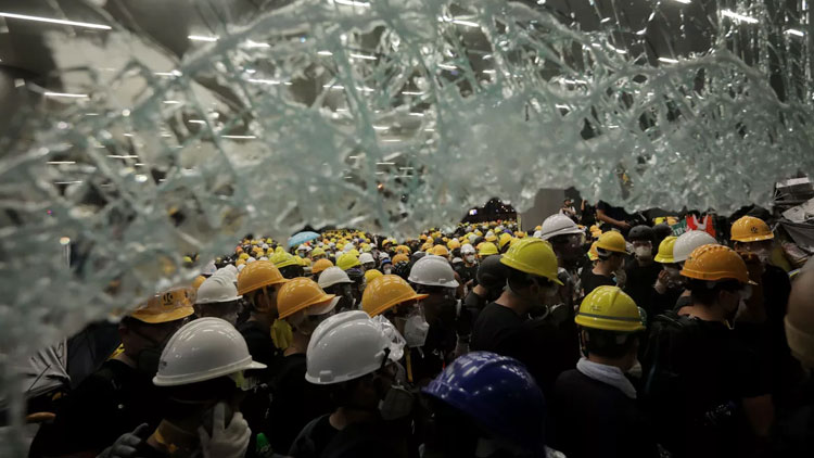 ഹോങ്കോങ് പാർലമെൻറ് മന്ദിരം പ്രക്ഷോഭകരിൽനിന്ന് തിരിച്ചുപിടിച്ചു ഹോങ്കോങ് പാർലമെൻറ് മന്ദിരം പ്രക്ഷോഭകരിൽനിന്ന് തിരിച്ചുപിടിച്ചു