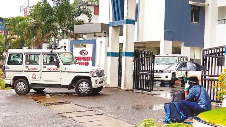 വീട്ടുനിരീക്ഷണത്തിനെത്തിയ വിദ്യാർഥി​യെ രണ്ടേകാൽ മണിക്കൂർ പുറത്ത്​ നിർത്തി 