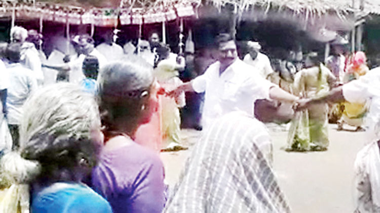 പ​രി​പാ​ടി​ക്കി​ടെ ആ​ളു​ക​ളു​ടെ കൊ​ഴി​ഞ്ഞു​പോ​ക്ക്​ ത​ട​യാ​ൻ മ​നു​ഷ്യ​ച്ച​ങ്ങ​ല തീ​ർത്ത് അ​ണ്ണാ ഡി.​എം.​കെ