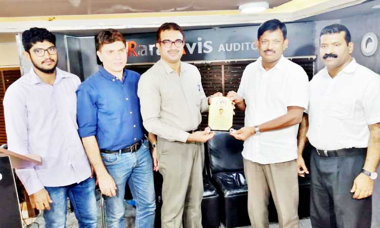 ഉ​ണ്ണി​ഹൈ​ദ​ർ വ​ണ്ടൂ​രി​ന് യാ​ത്ര​യ​യ​പ്പ് ന​ൽ​കി