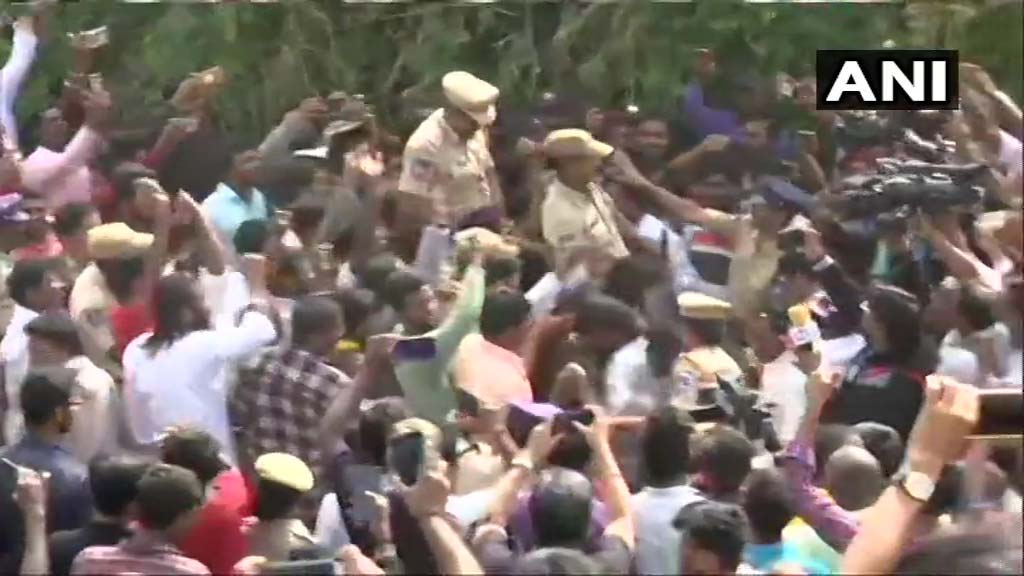 ഹൈദരാബാദ്​ ഏറ്റുമുട്ടൽ: പൊലീസിന്​ മധുരവും ജയ്​ വിളിയും VIDEO