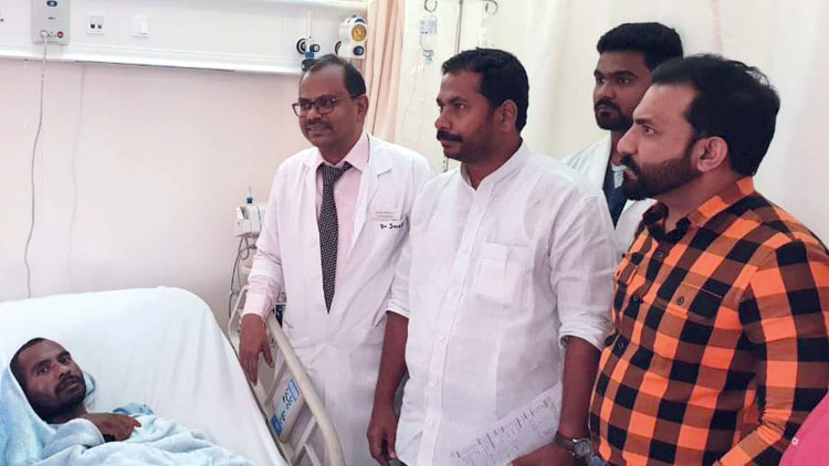 അ​പ​ക​ട​ത്തി​ല്‍ പെ​ട്ട​യാ​ൾ​ക്ക്​ സാ​ന്ത്വ​ന​വു​മാ​യി വൈ.​എം.​സി​യും റാ​ക് ഇ​ന്ത്യ​ന്‍ അ​സോ​സി​യേ​ഷ​നും