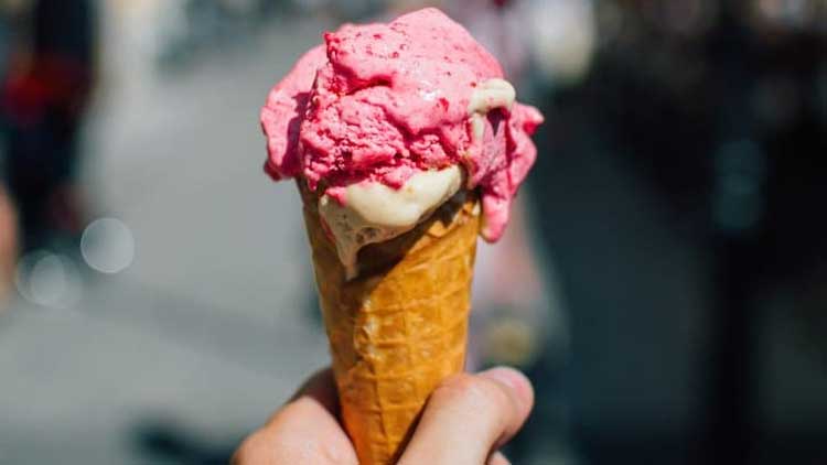 കൗ​തു​ക​മു​ണ​ർ​ത്തി സൗ​ജ​ന്യ ​െഎ​സ്​​ക്രീം വി​ത​ര​ണം