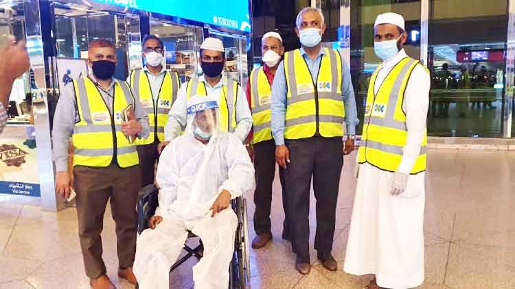 തെരുവിൽ കുഴഞ്ഞുവീണ ആസാദ് െഎ.സി.എഫ് വിമാനത്തിൽ നാടണഞ്ഞു തെരുവിൽ കുഴഞ്ഞുവീണ ആസാദ് െഎ.സി.എഫ് വിമാനത്തിൽ നാടണഞ്ഞു