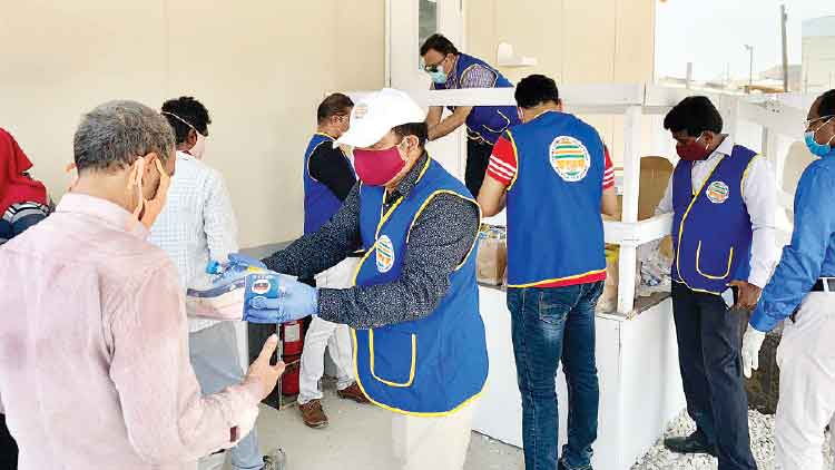 ഐ.​സി‌.​ആ​ർ‌.​എ​ഫ് തൊ​ഴി​ലാ​ളി​ക​ൾ​ക്ക് കു​പ്പി​വെ​ള്ള​വും പ​ഴ​ങ്ങ​ളും വി​ത​ര​ണം ചെ​യ്​​തു