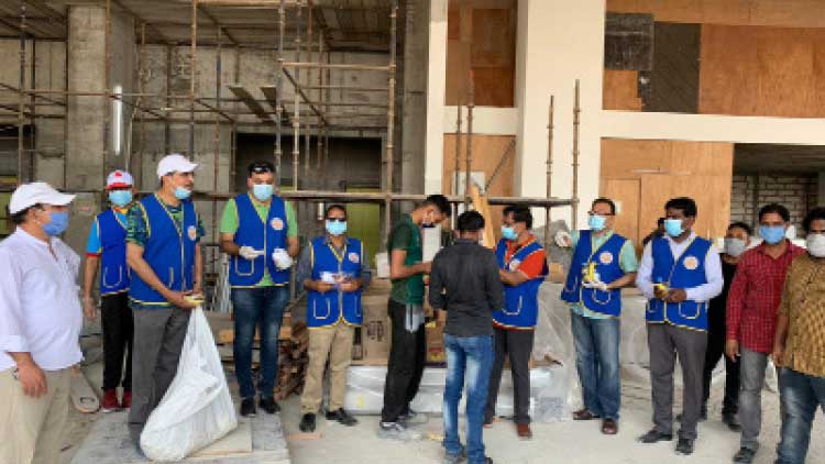 ​െഎ.സി.‌ആർ‌.എഫ് കുപ്പിവെള്ളവും പഴങ്ങളും വിതരണം ചെയ്​തു