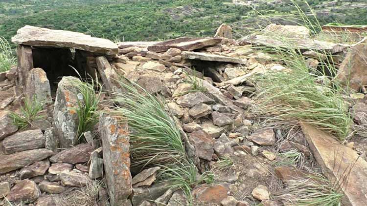 മുനിയറകൾ മൺമറയുന്നു