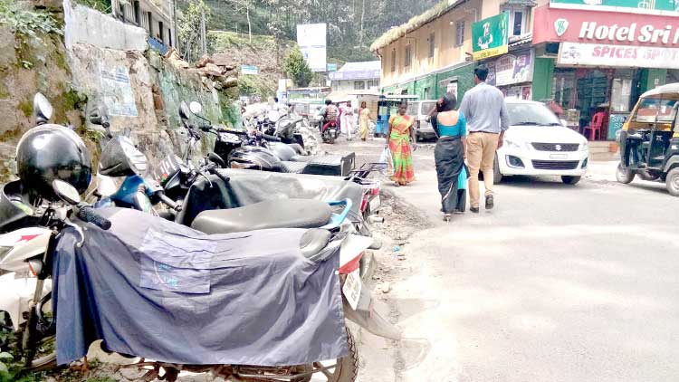 കുരുക്കൊഴിയാതെ  മൂന്നാര്‍ ജനറല്‍ ആശുപത്രി റോഡ്​