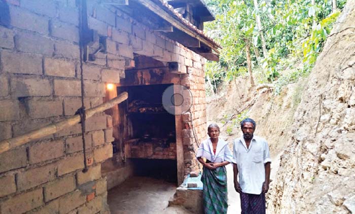 വാഗ്​ദാനം ചെയ്​ത വീടില്ലെന്ന്​ പഞ്ചായത്ത്​;  ആത്മഹത്യ ഭീഷണിയുമായി വയോദമ്പതികൾ