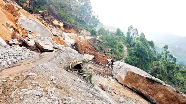 ഗ്യാപ് റോഡ്​ മണ്ണിടിച്ചിൽ;  മൂന്നാര്‍ ടൂറിസത്തിനു തിരിച്ചടി