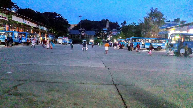 നഗരം ഇരുട്ടിൽ:  വെളിച്ചമില്ലാതെ വഴിവിളക്കുകൾ; കണ്ണടച്ച്​ അധികൃതർ