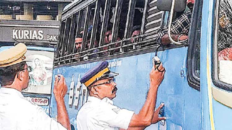 ബസ്​സ്​റ്റാൻഡിൽ  മിന്നൽ പരിശോധന