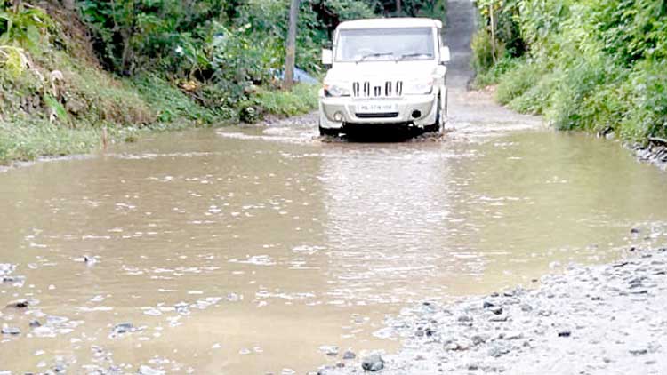 കരിമ്പൻ മുരിക്കാശ്ശേരി  റോഡ് തകർന്നിട്ട് ഒന്നരവർഷം