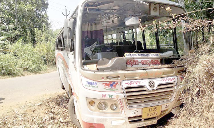 മാട്ടുക്കട്ടയിൽ ബസ്​ മൺതിട്ടയിലിടിച്ചു;  18 പേർക്ക് പരിക്ക്
