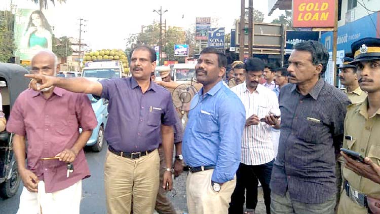 തൊടുപുഴ നഗരത്തിലെ കുരുക്കഴിക്കാൻ അധികൃതർ ഇറങ്ങി