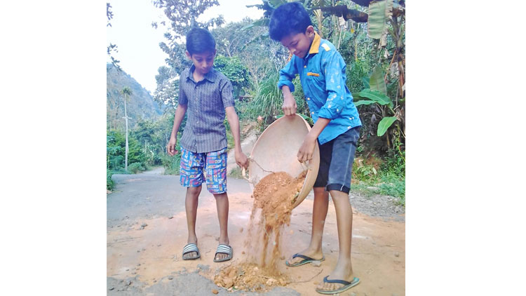 റോഡിലെ കുഴികളടച്ച്​ കൊച്ചു കൂട്ടുകാർ; കൈയടിച്ച്​ സോഷ്യൽമീഡിയ