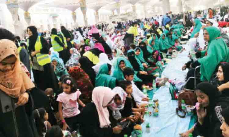 മസ്ജിദു നബവിയിൽ ഇഫ്താർ ഒരുക്കി കെ.എം.സി.സി