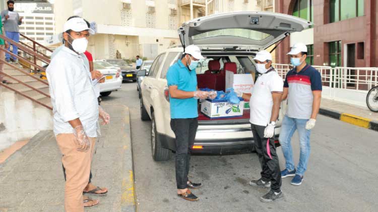 ഇ​ഫ്താ​ർ കി​റ്റു​ക​ൾ വി​ത​ര​ണം ചെ​യ്​​ത്​ റൂ​വി കെ.​എം.​സി.​സി