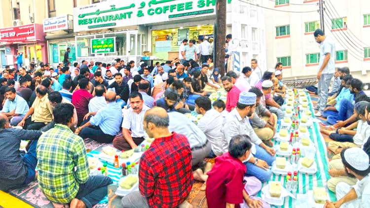 സ്​​നേ​ഹ​സം​ഗ​മ​മാ​യി അ​ൽ ഖു​വൈ​ർ കെ.​എം.​സി.​സി ഇ​ഫ്താ​ർ സം​ഗ​മം