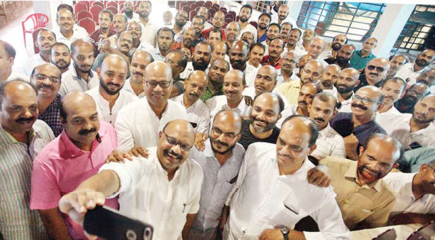 മുടി വരുമോ... മുടിയാത്; പരിഭവങ്ങളും അനുഭവങ്ങളുമായി കഷണ്ടിക്കാരുടെ സംഗമം മുടി വരുമോ... മുടിയാത്; പരിഭവങ്ങളും അനുഭവങ്ങളുമായി കഷണ്ടിക്കാരുടെ സംഗമം