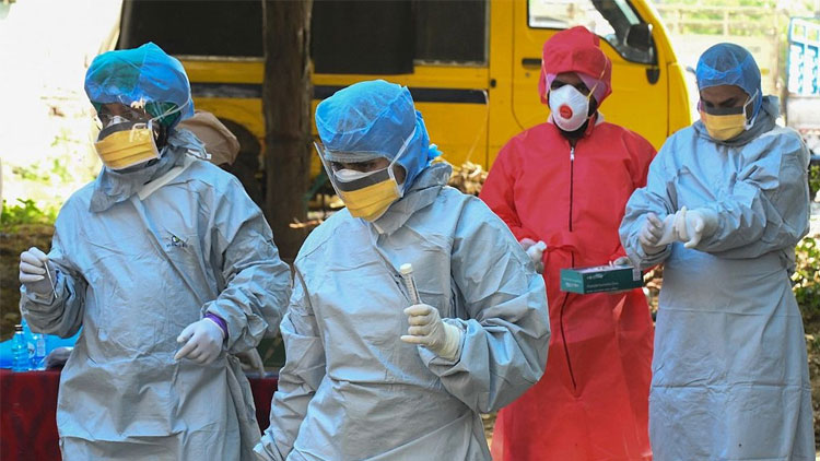 ഇന്ത്യയിൽ ആശങ്ക; ദി​നേ​ന രോ​ഗം സ്​​ഥി​രീ​ക​രി​ക്കു​ന്ന​വ​രു​ടെ  എ​ണ്ണം  പ​തി​നാ​യി​രത്തോടടുത്ത്