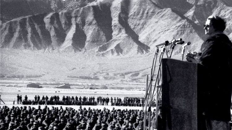 ‘‘ഇന്ദിര ഗാന്ധി ലേയിലെത്തിയതിന് പിന്നാലെ പാകിസ്താനെ കഷ്ണമാക്കിയിരുന്നു; മോദി എന്ത് ചെയ്യുമെന്ന് കാണണം’’ ‘‘ഇന്ദിര ഗാന്ധി ലേയിലെത്തിയതിന് പിന്നാലെ പാകിസ്താനെ കഷ്ണമാക്കിയിരുന്നു; മോദി എന്ത് ചെയ്യുമെന്ന് കാണണം’’