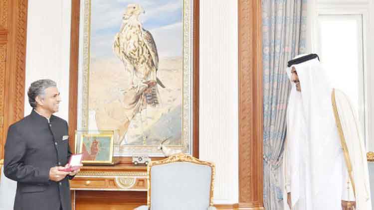 സ്​ഥാനമൊഴിയുന്ന ഇന്ത്യൻ അംബാസഡർക്ക്​ അമീറിൻെറ ആദരം