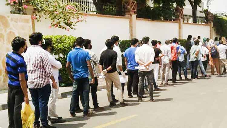 ഇ​നി​യും ഇ​വ​രെ വെ​യി​ല​ത്തു നി​ർ​ത്ത​ണോ...