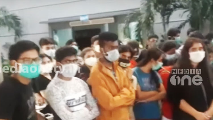 indian-students-in-manila-airport indian-students-in-manila-airport