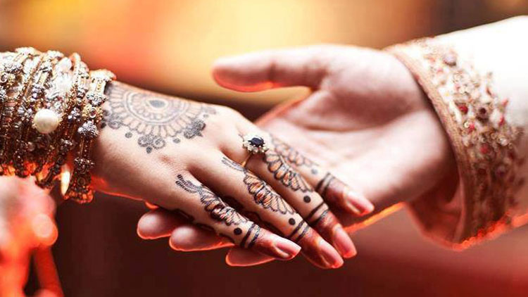 രോഗികൾക്ക്​ വിവാഹദിനത്തിൽ ഉച്ചഭക്ഷണം വിളമ്പി യുവ ഡോക്ടറും നവവരനും