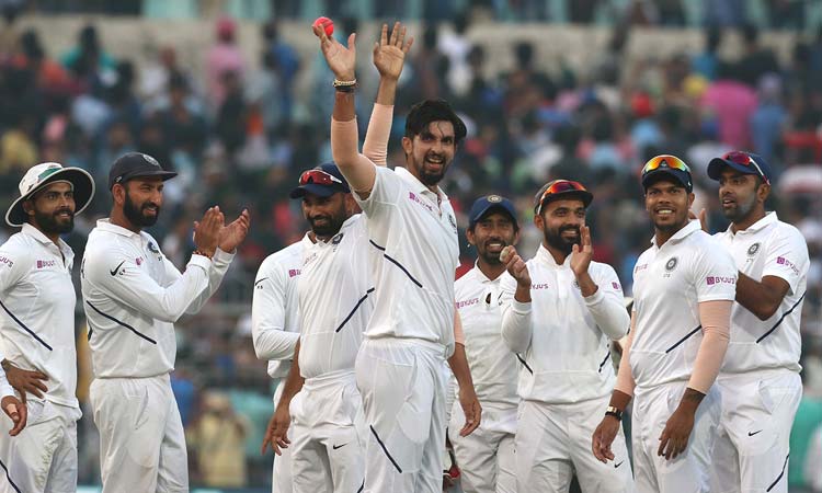 പിങ്ക് പന്തിൽ പണിപാളി ബംഗ്ലാദേശ് ; ഒന്നാം ദിനം ഇന്ത്യൻ മുന്നേറ്റം