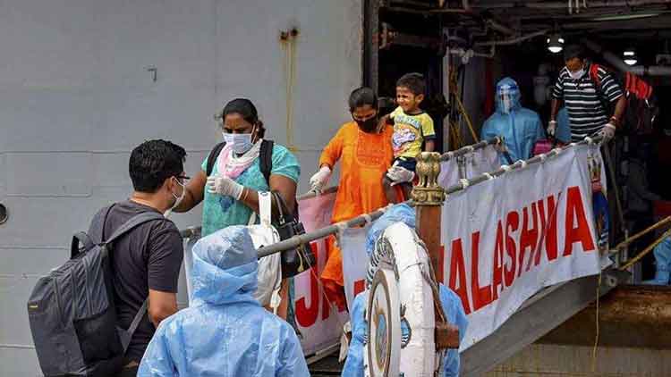 ഇറാനിൽ കുടുങ്ങിയ ഇന്ത്യക്കാരെ നാവികസേനാ കപ്പലിൽ തിരിച്ചെത്തിക്കും