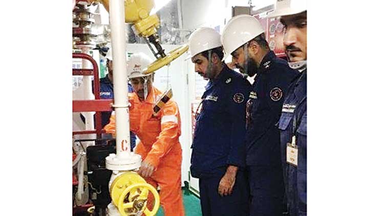 പെ​ട്രോ​ളി​യം ടാ​ങ്ക​റു​ക​ൾ അ​ഗ്നി​ശ​മ​ന ഉ​ദ്യോ​ഗ​സ്ഥ​ർ പ​രി​ശോ​ധി​ച്ചു