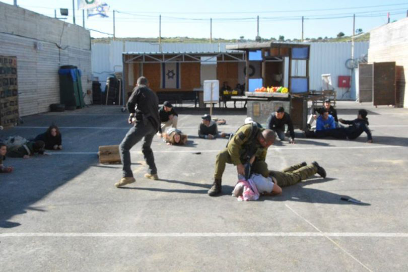 നിങ്ങൾക്കും ഒരു ഫലസ്​തീനിയെ ‘വെടിവെച്ചുവീഴ്​ത്താം’