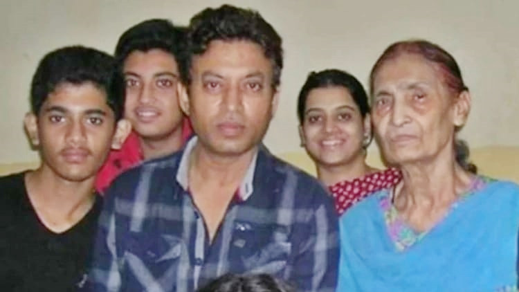 irfan-khan-with-family