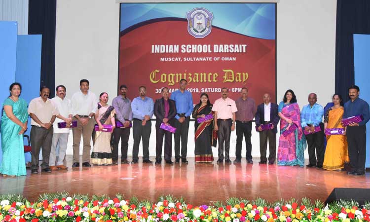 ദാ​ർ​സൈ​ത്ത്​ ഇ​ന്ത്യ​ൻ സ്​​കൂ​ളി​ൽ ജീ​വ​ന​ക്കാ​രെ ആ​ദ​രി​ച്ചു