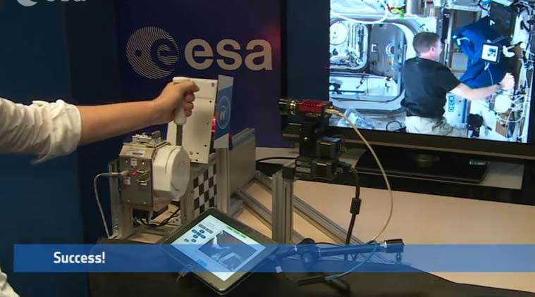 ബഹിരാകാശത്തുനിന്ന് ഭൂമിയിലേക്ക് ഒരു ‘ഷേക് ഹാന്‍ഡ്’!