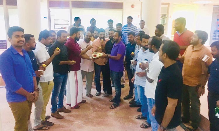 അഭിനന്ദി​െൻറ മോചനം:  ​െഎ.വൈ.സി.സി മധുരവിതരണം നടത്തി