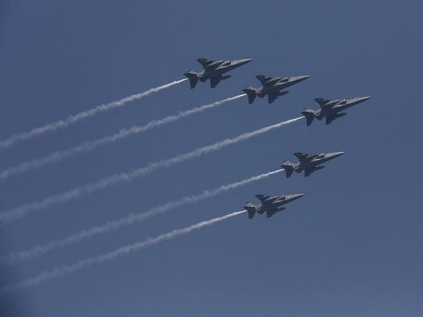 വ്യോമസേന വിമാനം പറക്കുന്നതിനിടെ എഞ്ചിൻ തകരാർ; അടിയന്തര ലാൻഡിങ്​